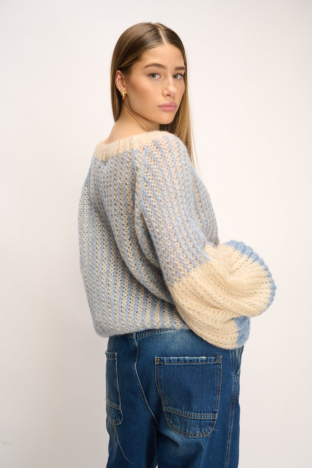 Noellas Liana Knit Sweater Dusty Blue Cream. Køb Striktrøjer hos www.noellafashion.dk