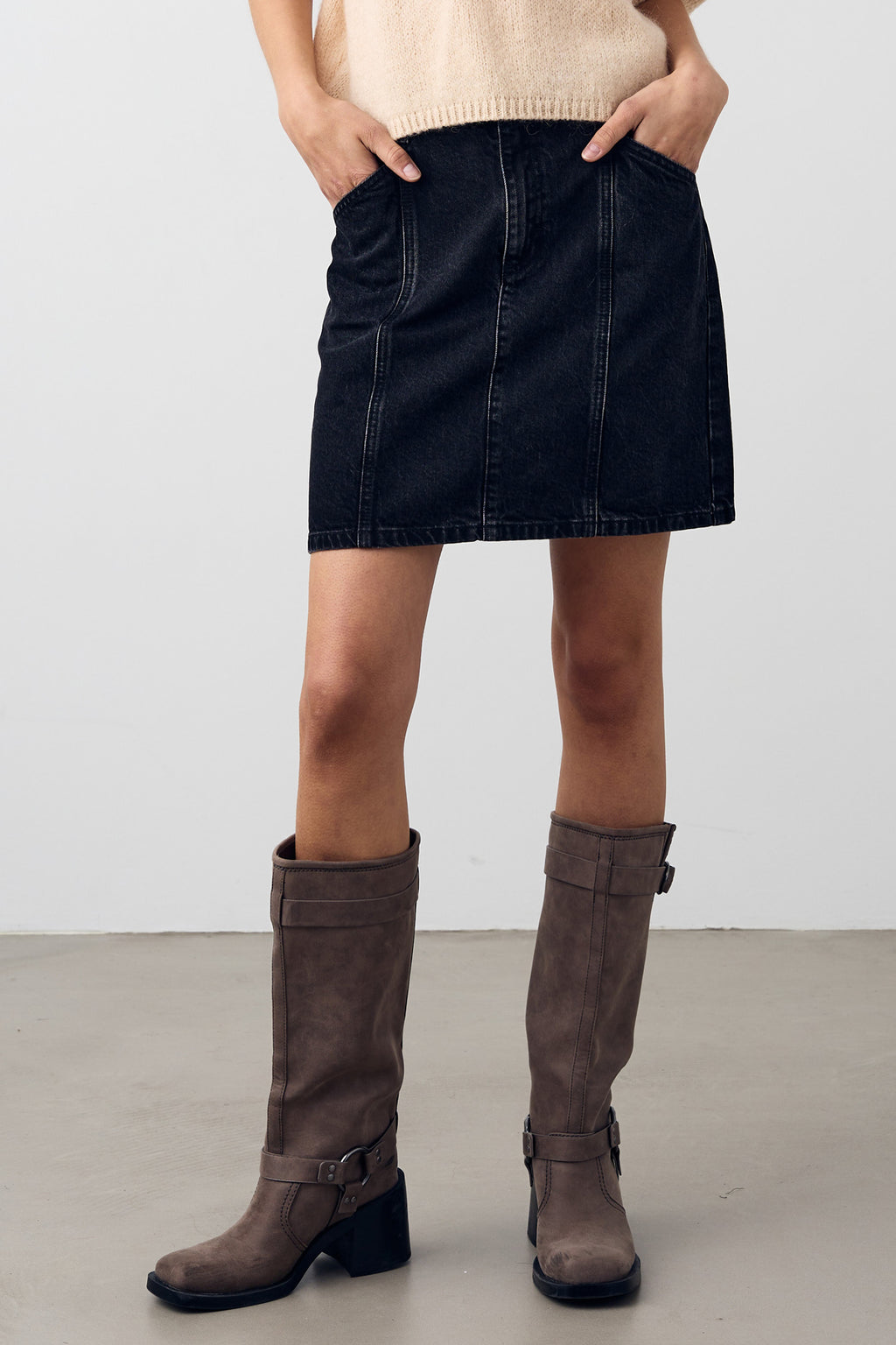 Noellas Karissa Skirt Black Wash. Køb Nederdele hos www.noellafashion.dk