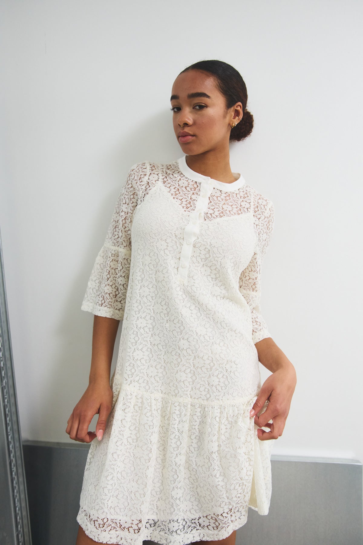 Noellas Verona Dress Offwhite. Køb Kjoler hos www.noellafashion.dk