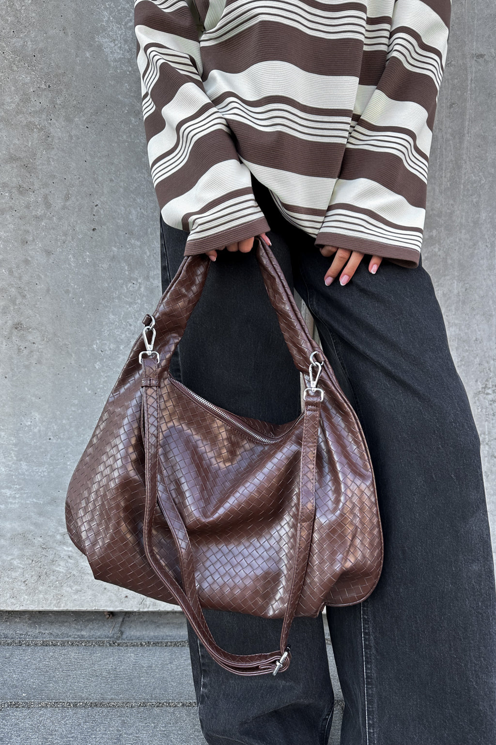 Noellas Peony Hobo Bag Dark Brown. Køb Tasker hos www.noellafashion.dk